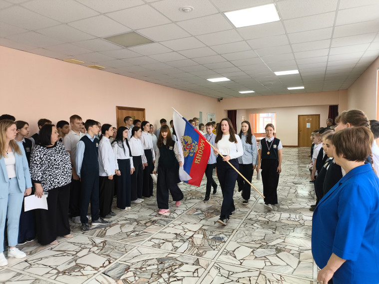 Учащихся поздравили с началом новой учебной недели и очередными победами.