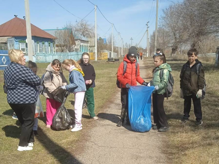 Учащиеся приняли участие в субботнике.