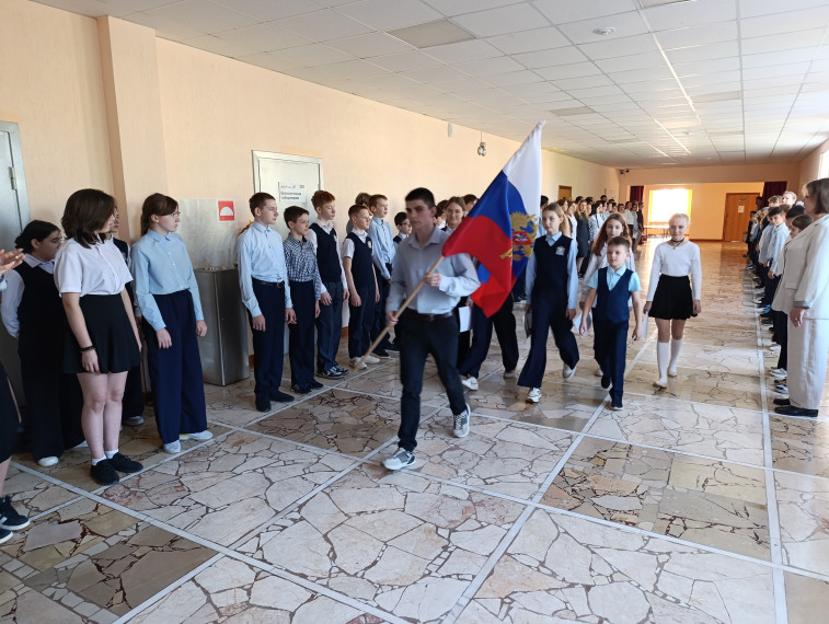 В школе прошла еженедельная линейка с выносом флага.