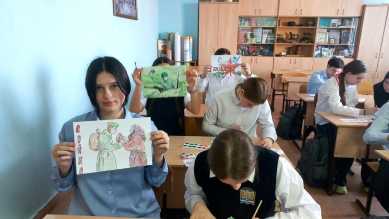 Учащиеся изготовили эскизы к плакатам о ВОВ.