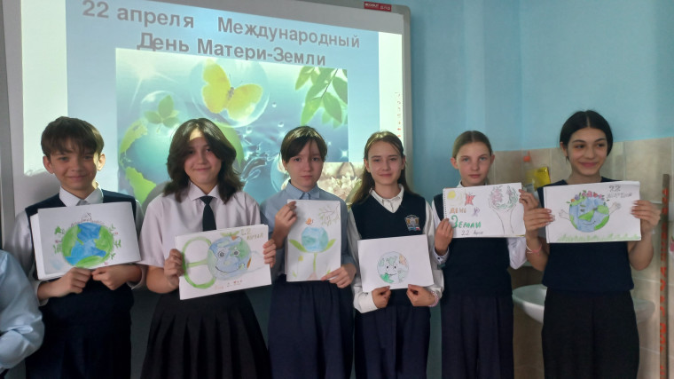 Учащиеся рисовали рисунки ко Дню Земли.