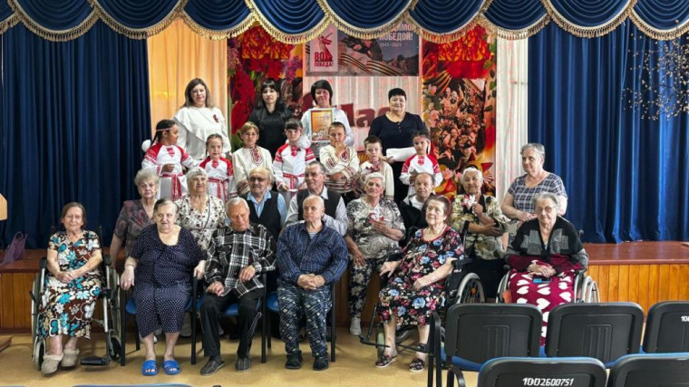 Воспитанники детского сада выступили с концертом в доме для престарелых и инвалидов.