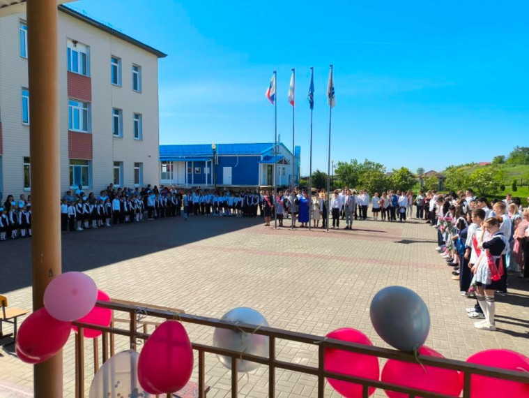 В школе прозвучал последний звонок.
